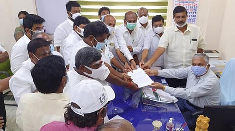 புதுவையில் தேர்தல் நன்னடத்தை விதிகளைத் தளர்த்தக் கோரிக்கை: அனைத்துக் கட்சி எம்எல்ஏக்கள் தேர்தல் ஆணையரிடம் மனு