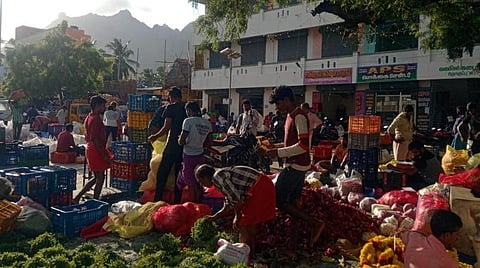 ஆயுதபூஜையை முன்னிட்டு இன்று பூக்கள் விற்பனை களைகட்டியிருந்த தோவாளை மலர் சந்தை.