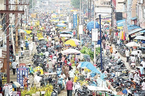 ஆயுதபூஜை மற்றும் விஜயதசமியையொட்டி, வேலூர் கிருபானந்த வாரியார் சாலையில் வாழைக்கன்று, பூசணிக்காய், பழங்கள் மற்றும் பூஜை பொருட்களை வாங்க நேற்று குவிந்த பொதுமக்கள். படம்: வி.எம்.மணிநாதன்.