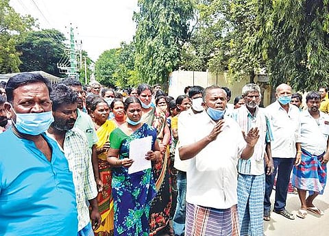 மறு வாக்கு எண்ணிக்கை நடத்த வலியுறுத்தி திருப்பத்தூர் மாவட்ட ஆட்சியர் அலுவலகம் முன்பாக நேற்று ஆர்ப்பாட்டத்தில் ஈடுபட்டவர்கள்.