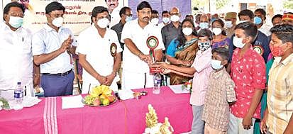 ராசிபுரம் அடுத்த ஆர்.புதுப்பட்டியில் கலைஞரின் வருமுன்  காப்போம் திட்ட மருத்துவ முகாம் நடைபெற்றது. இதில், பள்ளி மாணவர்களுக்கு சுற்றுலாத் துறை அமைச்சர் மா.மதிவேந்தன் கண் கண்ணாடிகளை வழங்கினார்.  உடன் மாநிலங்களவை உறுப்பினர் கே.ஆர்.என். ராஜேஸ்குமார், ஆட்சியர் ஸ்ரேயா சிங் உள்ளிட்டோர்.