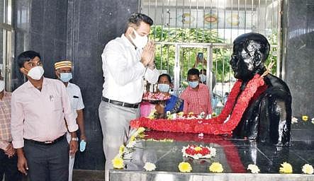 விருதுநகரில் உள்ள தியாகி சங்கரலிங்கனார் சிலைக்கு மாலை அணிவித்த ஆட்சியர் ஜெ.மேகநாதரெட்டி.