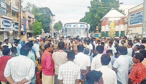 விழுப்புரம் காந்தி சிலை அருகே சாலைமறியலில் ஈடுபட்ட கிராம மக்கள்.