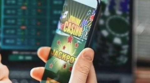 30-க்கும் மேற்பட்டோரிடம் கைவரிசை; சென்னையில் ஆன்லைன் சூதாட்டம் மூலம் மோசடியில் ஈடுபட்ட தரகர் கைது: 6 கிலோ வெள்ளி, ரூ.24 லட்சம் பறிமுதல்