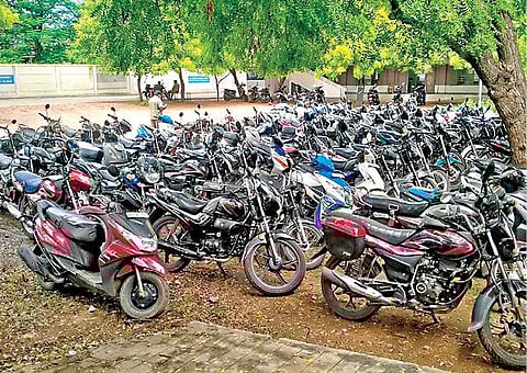 ஈரோட்டில் ஹெல்மெட் அணியாமல் வந்தவர்களிடம் இருந்து பறிமுதல் செய்யப்பட்ட வாகனங்கள், அரசு பெண்கள் பள்ளி வளாகத்தில் நிறுத்தப்பட்டுள்ளன.