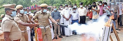 கோவை மாவட்ட ஆட்சியர் அலுவலக வளாகத்தில் தீயணைப்பு மற்றும் பேரிடர் மீட்பு செயல்விளக்கத்தை பார்வையிட்ட செய்தித்துறை அமைச்சர்  மு.பெ.சாமிநாதன் உள்ளிட்டோர்.  படம்: ஜெ.மனோகரன்