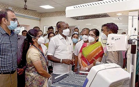 கோவை அரசு மருத்துவமனையில் பச்சிளம் குழந்தைகள் தீவிர சிகிச்சை பிரிவுக்கு கூடுதலாக கட்டப்பட்ட புதிய கட்டிடத்தில் உள்ள உபகரணங்களை பார்வையிட்ட சுகாதாரத் துறை அமைச்சர் மா.சுப்பிரமணியன். உடன், மாவட்ட ஆட்சியர் ஜி.எஸ்.சமீரன், டீன் டாக்டர் நிர்மலா உள்ளிட்டோர். படம்: ஜெ.மனோகரன்