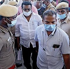 கடலூர்  நீதிமன்றத்தில் ஆஜர் படுத்துவதற்காக  டி.ஆர்.வி.எஸ்.ரமேஷை  அழைத்து வந்த போலீஸார்.