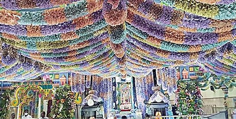 தசரா பண்டிகையை முன்னிட்டு ஆந்திர மாநிலம் நெல்லூரில் உள்ள  வாசவி கன்னிகா பரமேஸ்வரி கோயிலில் நேற்று, 5 கோடி ரூபாய் நோட்டுகளால் அலங்காரம் செய்யப்பட்டிருந்தது.