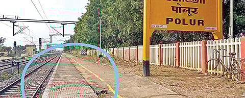 போளூர் ரயில் நிலையத்தை மது அருந்தும் கூடாரமாக மாற்றிய சமூக விரோத கும்பல் (வட்டமிட்டு காட்டப்பட்டுள்ளது).