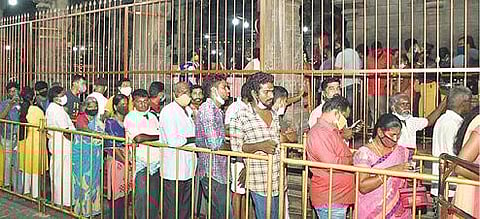 திருவண்ணாமலை அண்ணாமலையார் கோயிலில் நேற்று சுவாமி தரிசனம் செய்ய காத்திருந்த பக்தர்கள்.