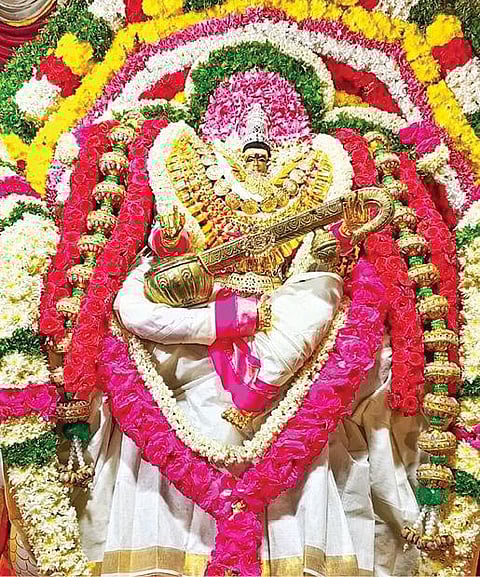 குலசேகரன்பட்டினம் முத்தாரம்மன் கோயில் தசரா திருவிழாவின் 9-ம் நாளில் அம்மன் அன்ன வாகனத்தில் கலைமகள் திருக்கோலத்தில் எழுந்தருளினார்.(வலது) தசரா விழா 10-ம் நாளை முன்னிட்டு உடன்குடி பகுதியில் நேற்று பல்வேறு தெய்வங்கள் வேடமணிந்து வலம் வந்த பக்தர்கள்.