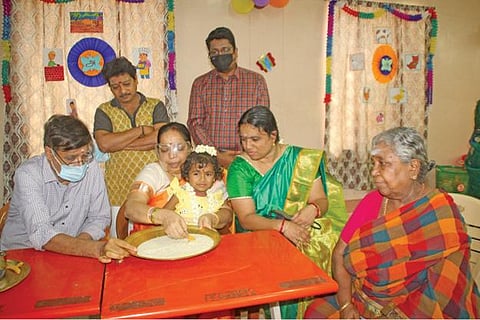 பாளையங்கோட்டை மகாராஜ நகர் ஜெயேந்திர சரஸ்வதி சுவாமிகள் வெள்ளிவிழா மெட்ரிக் மேல்நிலைப்பள்ளியில் வித்யாரம்பம் நிகழ்ச்சி நடைபெற்றது.