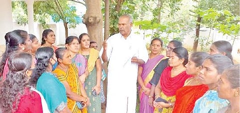 மீண்டும் பணி வழங்க உதவியதற்காக சட்டப் பேரவை தலைவர் மு.அப்பாவுக்கு பேரூராட்சி சமுதாய பரப்புரை பணியாளர்கள் நன்றி தெரிவித்தனர்.