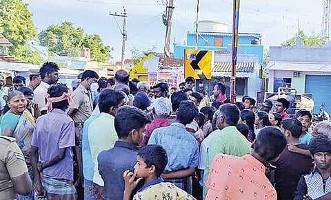 செல்போன் டவர் அமைக்க எதிர்ப்பு தெரிவித்து ஆலங்குளம் அருகே மருதம்புத்தூரில் சாலை மறியல் போராட்டத்தில் ஈடுபட்ட பொதுமக்கள்.