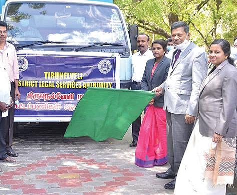 சட்ட விழிப்புணர்வு வாகனத்தை திருநெல்வேலி மாவட்ட நீதிமன்ற வளாகத்தில் மாவட்ட முதன்மை அமர்வு நீதிபதி நசீர் அகமது கொடியசைத்து தொடங்கி வைத்தார்.