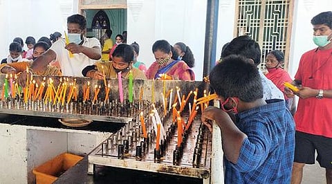 நாகை மாவட்டம் வேளாங்கண்ணி புனித ஆரோக்கிய அன்னை  பேராலயத்தில் நேற்று நடைபெற்ற திருப்பலியில் பங்கேற்று, மெழுகுவத்தி ஏற்றி வழிபட்ட பக்தர்கள்.