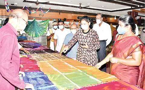 புதுக்கோட்டை புதிய பேருந்து நிலையத்தில் உள்ள கோ-ஆப்டெக்ஸ் விற்பனை நிலையத்தில் தீபாவளி சிறப்பு விற்பனையை நேற்று தொடங்கி வைத்து புதிய சேலை ரகங்களை பார்வையிடுகிறார் ஆட்சியர் கவிதா ராமு.