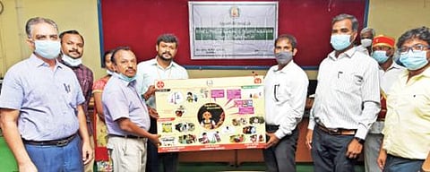 கிருஷ்ணகிரியில் குழந்தைகள் திருமணம் தடுப்பு குறித்து விழிப்புணர்வு பதாகையை, ஆட்சியர் ஜெயசந்திரபானு ரெட்டி வெளியிட்டார்.