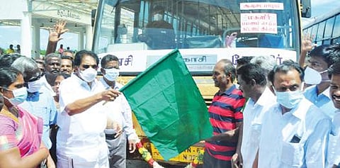 அருப்புக்கோட்டை அருகே கோட்டையூரில் பேருந்தை கொடியசைத்து தொடங்கி வைத்த அமைச்சர் சாத்தூர் ராமச்சந்திரன்.