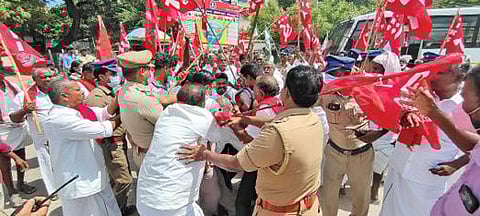 விருதுநகரில் போராட்டத்தில் ஈடுபட்ட கம்யூனிஸ்ட் கட்சியினருக்கும் போலீஸாருக்கும் இடையே ஏற்பட்ட தள்ளுமுள்ளு.