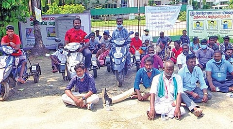 மரக்காணம் வட்டார வளர்ச்சி அலுவலகம் முன்பு தேர்தல் நடத்தும் அதிகாரிகளை கண்டித்து மாற்றுத்திறனாளிகள் கண்டன ஆர்ப்பாட்டம் நடத்தினர்.