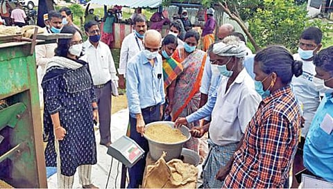 வாலாஜாபாத் அருகே உள்ள நெய்குப்பம் கிராமத்தில் நேரடி நெல் கொள்முதல் மையத்தில், தமிழ்நாடு உணவு மற்றும் கூட்டுறவுத்துறை அரசு செயலர் நசிமுதின், தமிழ்நாடு நுகர்பொருள்  வாணிப கழகத்தின் நிர்வாக இயக்குநர் வி.ராஜாராமன் ஆய்வு செய்தனர். உடன் மாவட்ட ஆட்சியர் மா.ஆர்த்தி.