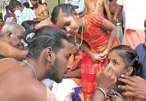 விஜயதசமி தினத்தையொட்டி  -  கோயில்களில் வித்யாரம்பம் நிகழ்ச்சி :  அங்கன்வாடி மையங்களில் சேர்க்க பெற்றோர் ஆர்வம்