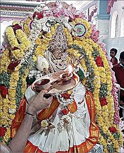 கூத்தனூர் சரஸ்வதி கோயிலில் விஜயதசமி விழாவையொட்டி  அம்மன் வெண்பட்டு உடுத்தி பக்தர்களுக்கு அருள்பாலித்தார்.