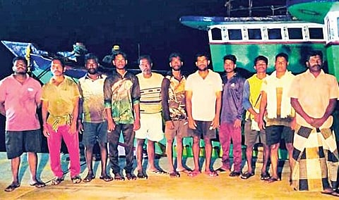 இலங்கை கடற்படையால் கைது செய்யப்பட்ட நாகை மீனவர்கள்.