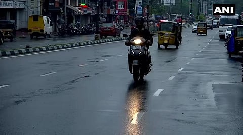 திருவனந்தபுரத்தில் பகல் நேரத்தில் கருமேகங்கள் சூழ்ந்து மழை பெய்து வருவதால், காலை 10 மணிக்கே முகப்பு விளக்கை எரியவிட்டுச் சென்ற வாகன ஓட்டிகள் | படம்: ஏஎன்ஐ.