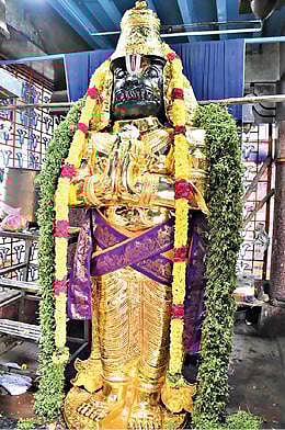 புரட்டாசி கடைசி சனிக்கிழமையை யொட்டி, சேலம் கோட்டை அழகிரிநாதர் கோயிலில், தங்கக் கவசம் சாத்தப்பட்டு பக்தர்களுக்கு அருள் பாலித்த ஆஞ்சநேயர்.