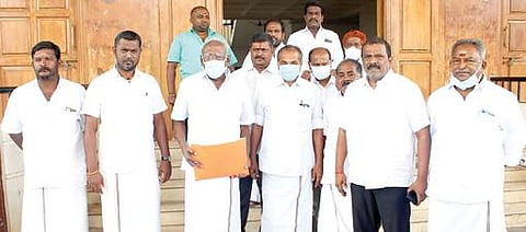 கட்சிக் கொடிக் கம்பத்தை அவமதிப்பு செய்தவர்கள் மீது நடவடிக்கை எடுக்க வலியுறுத்தி, மாவட்ட எஸ்பியிடம் மனு அளித்த அதிமுக நிர்வாகிகள்.