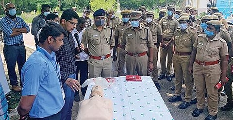 விழுப்புரத்தில்  காவல்துறையினருக்கு  முதலுதவி சிகிச்சை அளிப்பது  குறித்த பயிற்சி அளிக்கப்பட்டது.