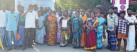 தேர்தல் முடிவு அறிவிக்கும் அலுவலர் மீது நடவடிக்கை எடுக்கக்கோரி  விழுப்புரம் ஆட்சியரிடம் மனு அளிக்க வந்த வேட்பாளர் மற்றும் அவரது ஆதரவாளர்கள்.