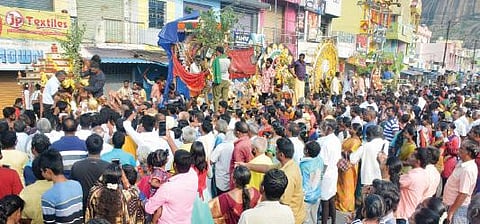 நவராத்திரி திருவிழாவை முன்னிட்டு கிருஷ்ணகிரி பழையபேட்டையில் 9 கோயில் சப்பரங்கள் ஒரே இடத்தில் அணிவகுத்து நின்றன.