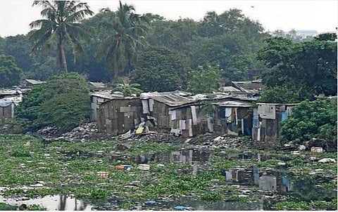 ஆட்சேபகரமான புறம்போக்கு நிலங்களில் வசிப்போரை மறு குடியமர்த்தல் வரைவு கொள்கை வெளியீடு- மறுவாழ்வு, கல்வி, வேலைவாய்ப்புக்கு உத்தரவாதம் அளிக்க தமிழக அரசு நடவடிக்கை