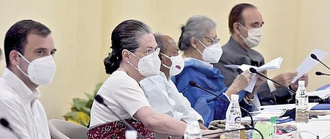 காங்கிரஸ் காரிய கமிட்டி கூட்டம் டெல்லியில் நேற்று நடைபெற்றது. இதில் சோனியா காந்தி, ராகுல் காந்தி உள்ளிட்ட கட்சியின் முக்கிய தலைவர்கள் கலந்து கொண்டனர். படம்: பிடிஐ