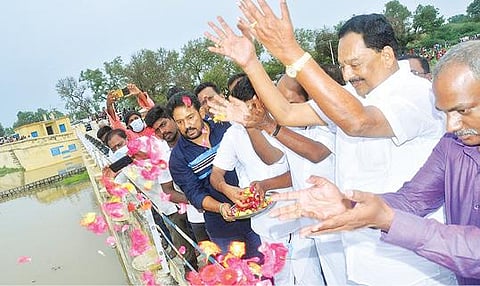 பாலாறு அணைக்கட்டில் ஆர்ப்பரித்து வரும் நீரை அமைச்சர் ஆர்.காந்தி, ஆட்சியர் பாஸ்கர பாண்டியன் ஆகியோர் நேற்று மலர் தூவி வரவேற்றனர்.
