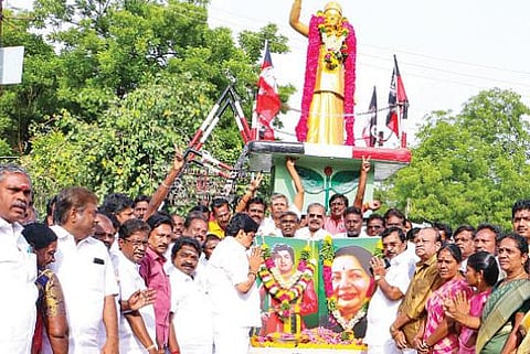 சிவகங்கையில் எம்ஜிஆர், ஜெயலலிதா உருவப்படங்களுக்கு மாலை அணிவித்து மரியாதை செலுத்திய மாவட்டச் செயலாளர்  பி.ஆர்.செந்தில்நாதன் எம்எல்ஏ.