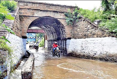 தொடர்மழையால் ஈரோடு - சென்னிமலை சாலை ரயில்வே நுழைவுபாலத்தின் கீழ் மழை நீர் தேங்கியுள்ளது.