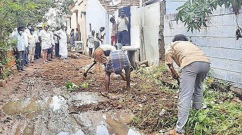 திருப்பூர் தெற்கு சட்டப்பேரவைத் தொகுதிக்கு உட்பட்ட மண்ணரை பாவடிக்கால் வீதியில் பல ஆண்டுகளாக சுத்தம் செய்யப்படாத கழிவுநீர் கால்வாயை சுத்தம் செய்ய வேண்டுமென பொதுமக்கள் கோரிக்கை விடுத்திருந்தனர். இதையடுத்து, நேற்று மாநகராட்சி பணியாளர்களுடன், சட்டப்பேரவை உறுப்பினர் க.செல்வராஜூம் இணைந்து கால்வாய் சீரமைப்புப் பணியில் ஈடுபட்டார். அதோடு, வீதியில் மழைநீர் தேங்காத வகையில் மண்ணைக்கொட்டி சீரமைக்கப்பட்டது.