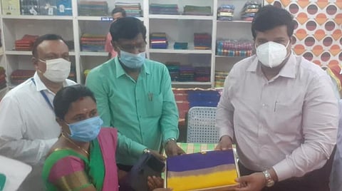 விற்பனையைத் தொடங்கி வைத்த ஆட்சியர் பிரபுசங்கர்.