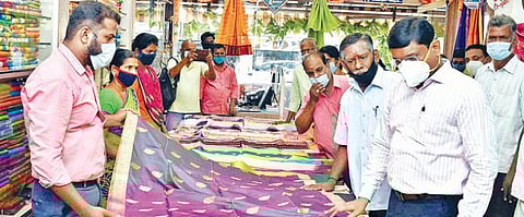 தி.மலை பவுர்ணமி கோ-ஆப்டெக்சில் தீபாவளி சிறப்பு விற்பனையை நேற்று தொடங்கி வைத்து பட்டு புடவையை பார்வையிட்ட ஆட்சியர் பா.முருகேஷ்.