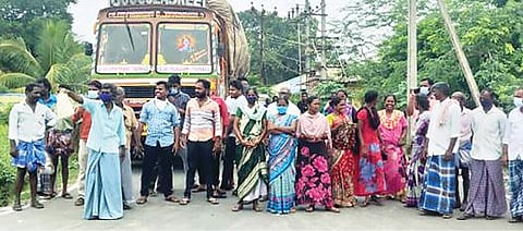 ஆரணி மில்லர்ஸ் சாலையில் குப்பை கழிவுகள் கொட்டப்படுவதை கண்டித்து நேற்று சாலை மறியலில் ஈடுபட்ட பொதுமக்கள்.