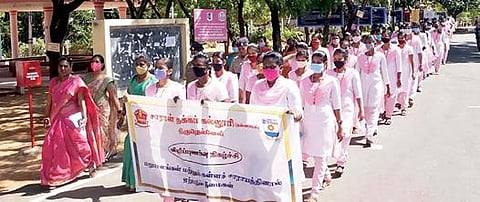 பாளையங்கோட்டையில் மதுபானம் மற்றும் கள்ளச்சாராயத்தால் விளையும் தீமைகள் குறித்து விழிப்புணர்வு பேரணி நடைபெற்றது.					     படம்: மு.லெட்சுமி அருண்.