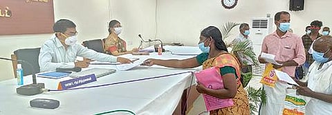 தென்காசியில்  மாவட்ட ஆட்சியர் கோபால சுந்தரராஜ் தலைமையில் மக்கள் குறைதீர் கூட்டம் நடைபெற்றது.