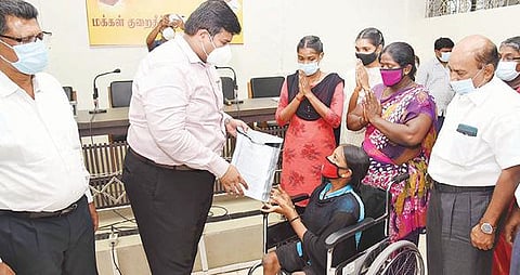 கரூர் மாவட்ட ஆட்சியர் அலுவலகத்தில் நேற்று நடைபெற்ற மக்கள் குறைதீர் கூட்டத்தில் செல்வி குடும்பத்துக்கு இலவச வீடு ஒதுக்கீட்டுக்கான ஆணையை வழங்குகிறார் ஆட்சியர் த.பிரபு சங்கர்.