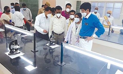 திண்டுக்கல் அரசு மருத்துவக் கல்லூரி கட்டிடத்தில் ஆய்வகத்தை பார்வையிட்டு ஆய்வு செய்த சுகாதாரத்துறை செயலர் ராதாகிருஷ்ணன்.