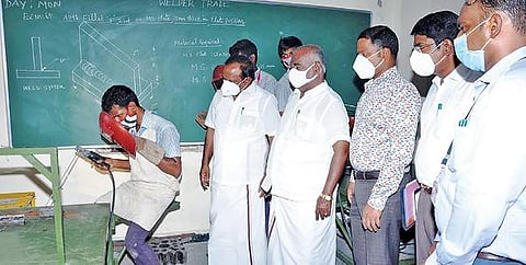 திண்டிவனம் அரசு தொழிற்பயிற்சி நிலையத்தில் அமைச்சர்கள் சி.வெ.கணேசன், மஸ்தான் ஆகியோர் ஆய்வு மேற்கொண்டனர்.